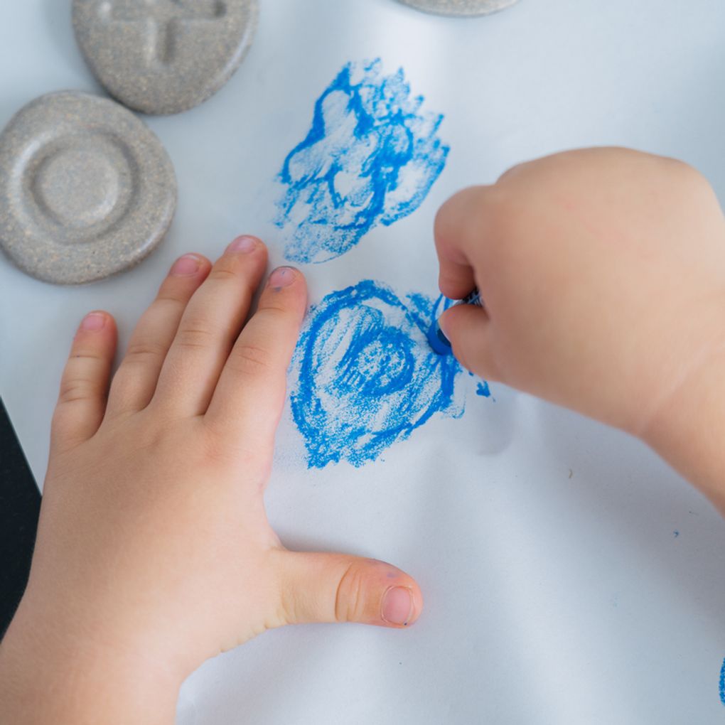 Kid playing PlanToys Tactile Stone เด็กกำลังเล่นหินแทคไทล์แปลนทอยส์