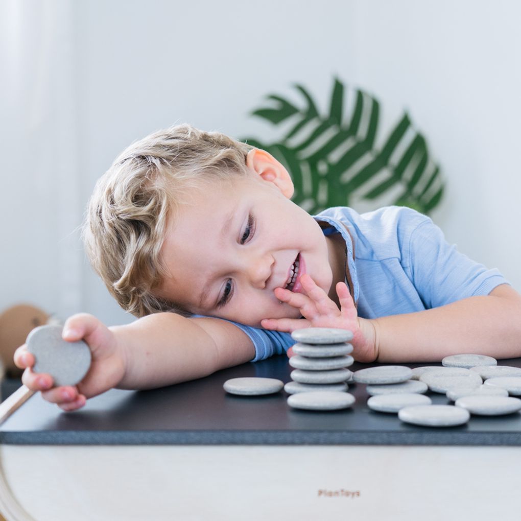 Kid playing PlanToys Tactile Stone เด็กกำลังเล่นหินแทคไทล์แปลนทอยส์