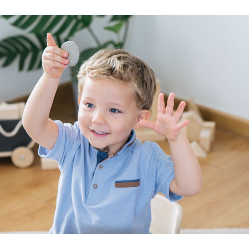 Kid playing PlanToys Tactile Stone เด็กกำลังเล่นหินแทคไทล์แปลนทอยส์