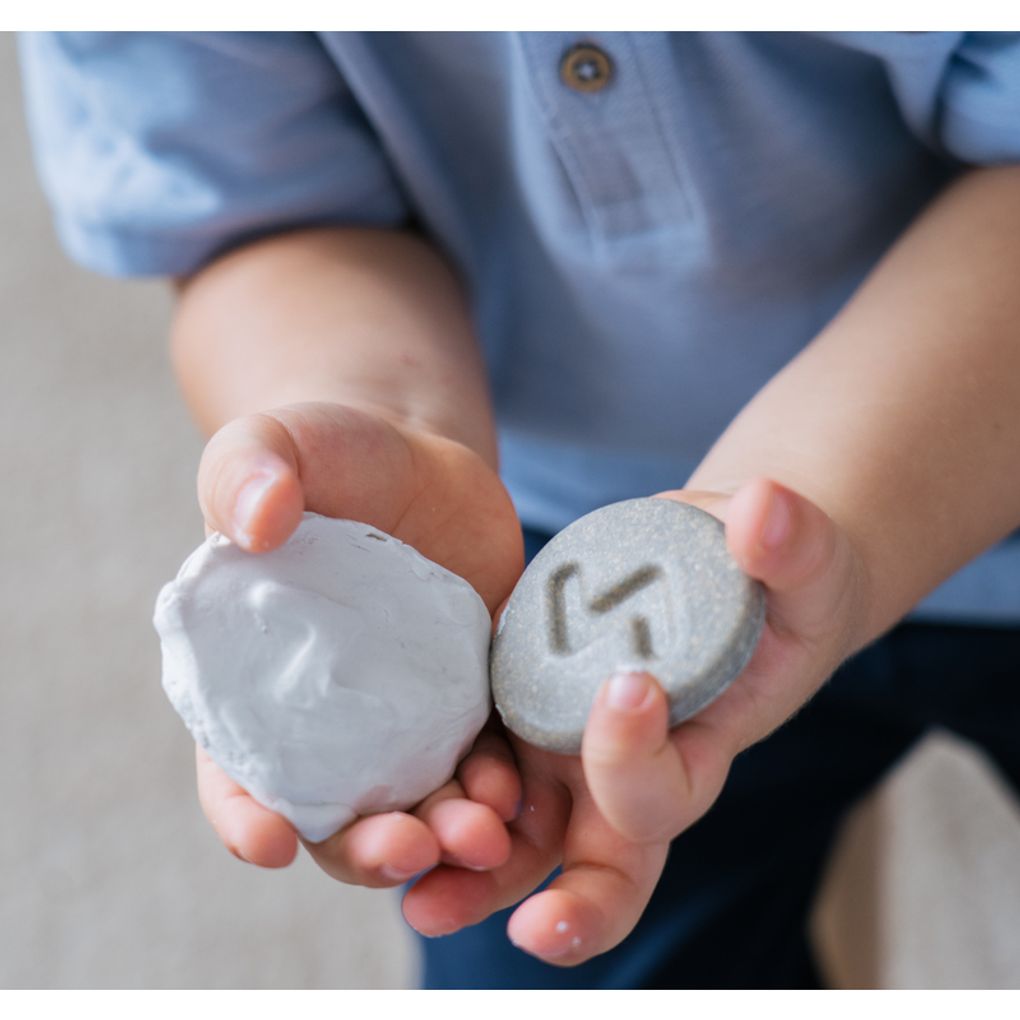 Kid playing PlanToys Tactile Stone เด็กกำลังเล่นหินแทคไทล์แปลนทอยส์