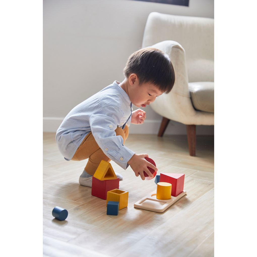 Kid playing PlanToys Nesting Puzzle - Unit Plus เด็กกำลังเล่นชุดเรขาคณิตเรียงซ้อน-ยูนิตพลัสแปลนทอยส์