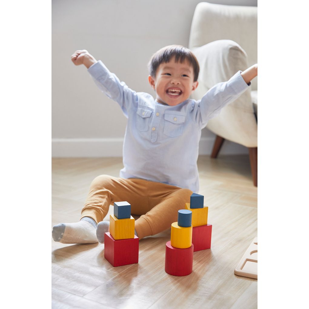 Kid playing PlanToys Nesting Puzzle - Unit Plus เด็กกำลังเล่นชุดเรขาคณิตเรียงซ้อน-ยูนิตพลัสแปลนทอยส์