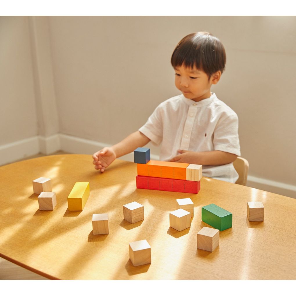 Kid playing PlanToys Colored Counting Blocks - Unit Plus เด็กกำลังเล่นบล็อกสีสอนนับ-ยูนิตพลัสแปลนทอยส์