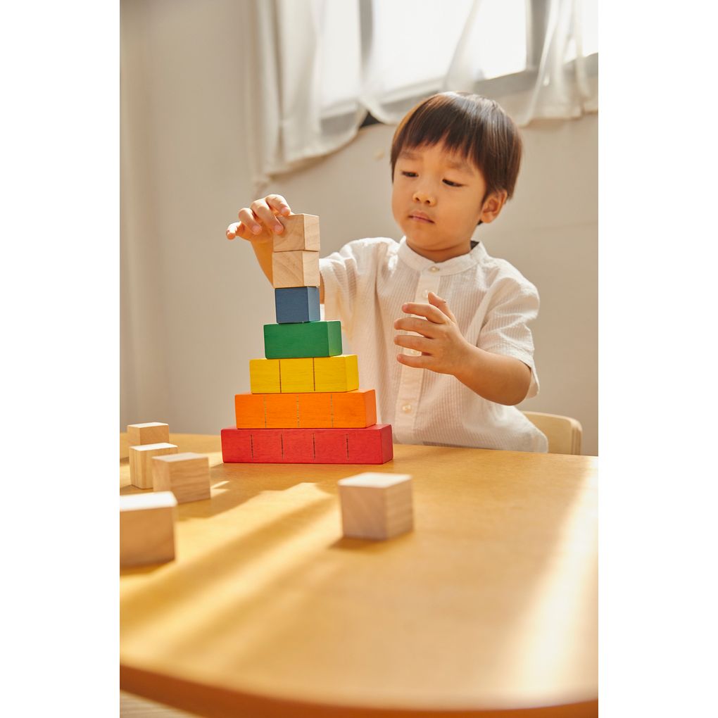 Kid playing PlanToys Colored Counting Blocks - Unit Plus เด็กกำลังเล่นบล็อกสีสอนนับ-ยูนิตพลัสแปลนทอยส์