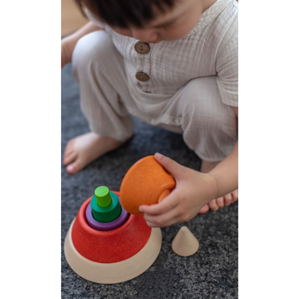 Kid playing PlanToys Cone Sorting - Unit Plus เด็กกำลังเล่นชุดกรวยเรียงซ้อน-ยูนิตพลัสแปลนทอยส์