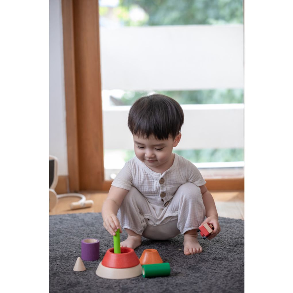 Kid playing PlanToys Cone Sorting - Unit Plus เด็กกำลังเล่นชุดกรวยเรียงซ้อน-ยูนิตพลัสแปลนทอยส์