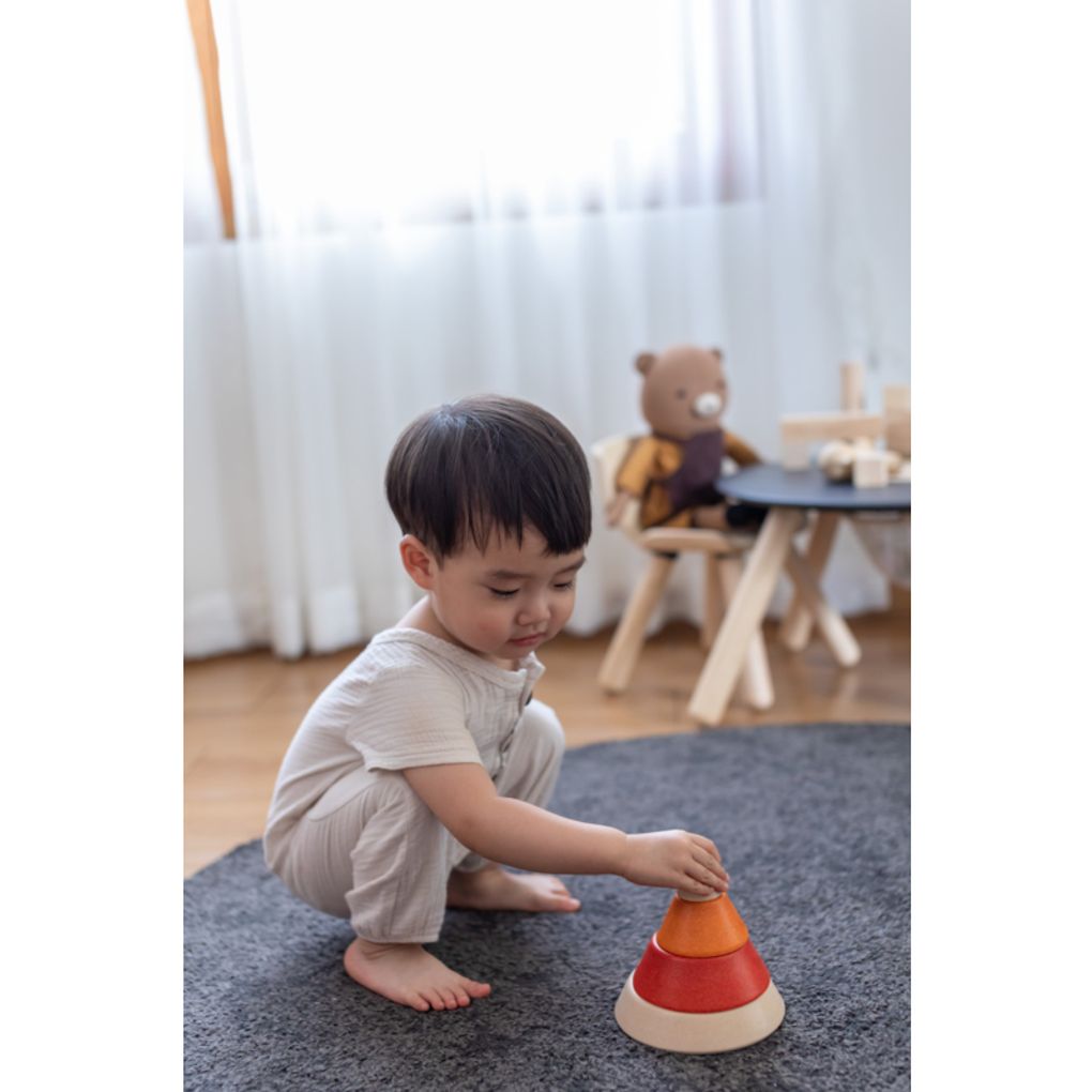 Kid playing PlanToys Cone Sorting - Unit Plus เด็กกำลังเล่นชุดกรวยเรียงซ้อน-ยูนิตพลัสแปลนทอยส์