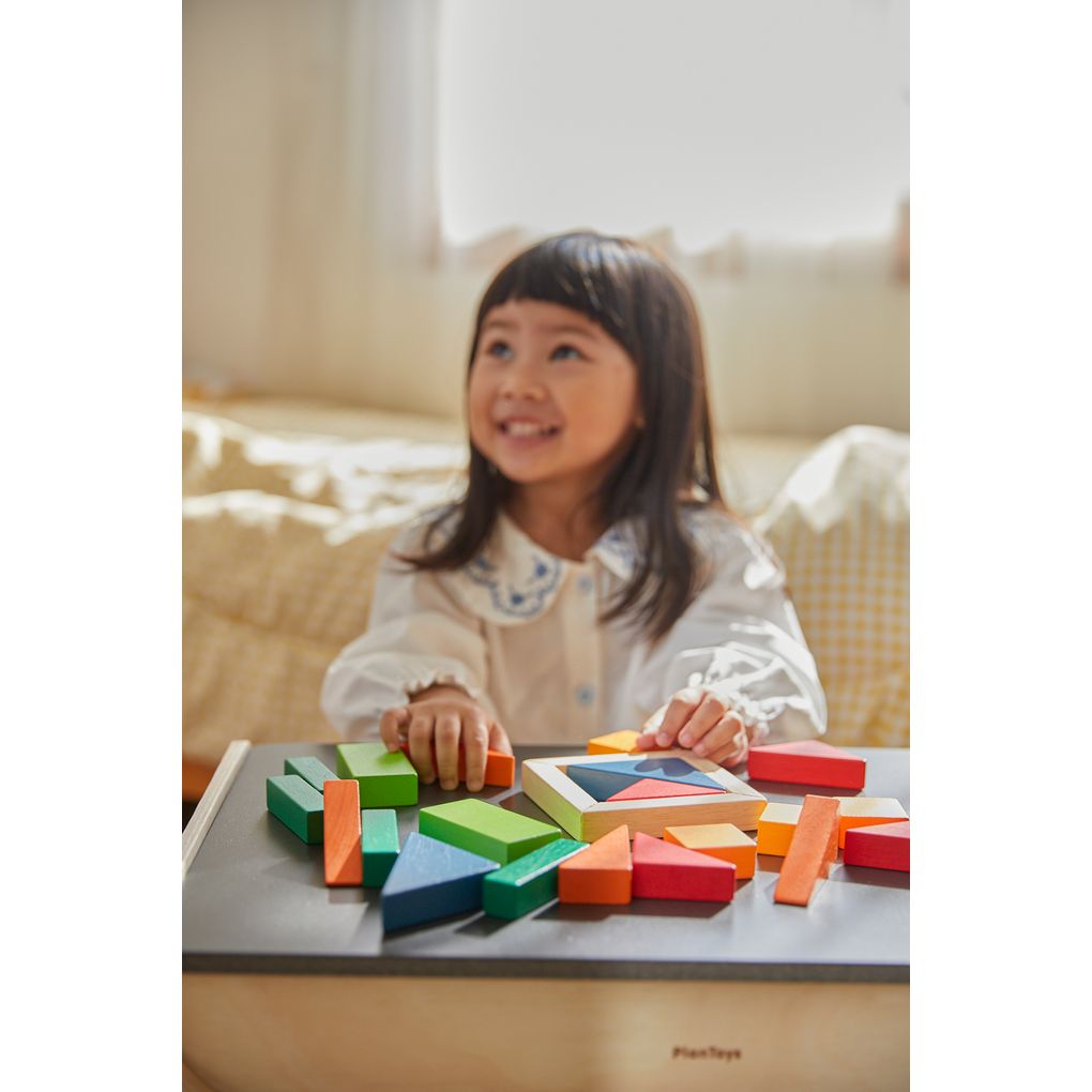 Kid playing PlanToys Fraction Blocks - Unit Plus เด็กกำลังเล่นชุดบล็อกเศษส่วน-ยูนิตพลัสแปลนทอยส์