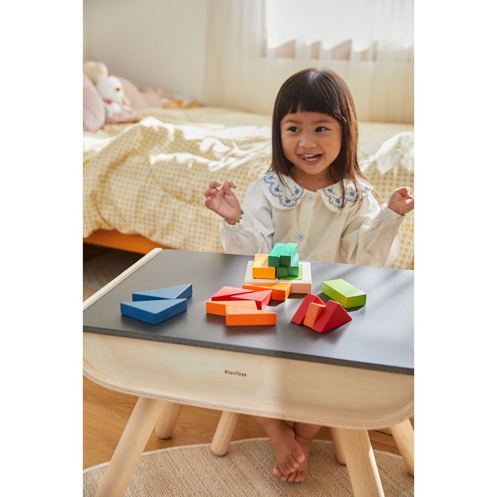 Kid playing PlanToys Fraction Blocks - Unit Plus เด็กกำลังเล่นชุดบล็อกเศษส่วน-ยูนิตพลัสแปลนทอยส์