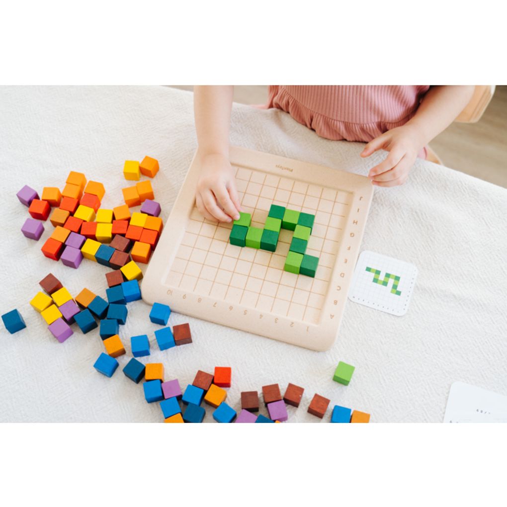 Kid playing PlanToys 100 Counting Cubes - Unit Plus เด็กกำลังเล่นชุดลูกบาศก์ 100 ชิ้น -ยูนิตพลัสแปลนทอยส์