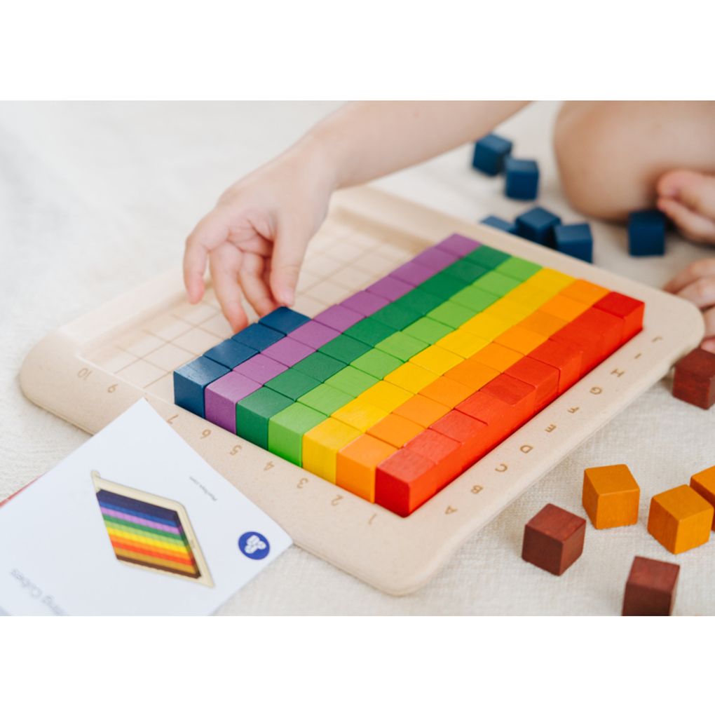 Kid playing PlanToys 100 Counting Cubes - Unit Plus เด็กกำลังเล่นชุดลูกบาศก์ 100 ชิ้น -ยูนิตพลัสแปลนทอยส์