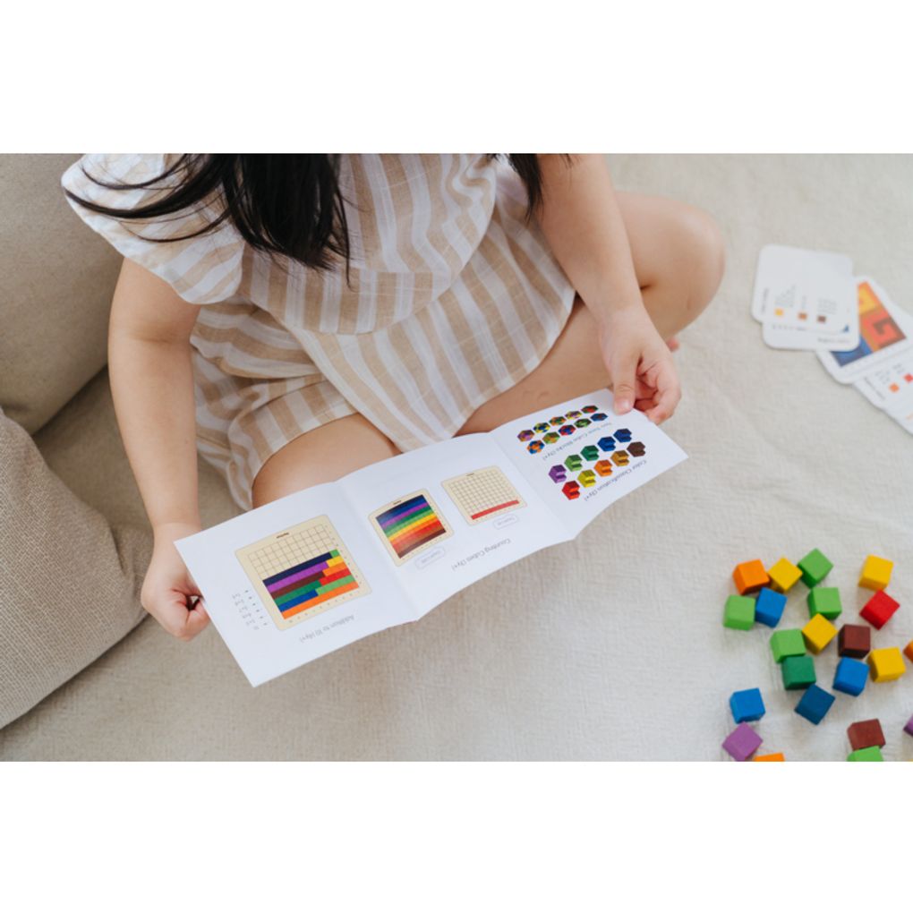 Kid playing PlanToys 100 Counting Cubes - Unit Plus เด็กกำลังเล่นชุดลูกบาศก์ 100 ชิ้น -ยูนิตพลัสแปลนทอยส์