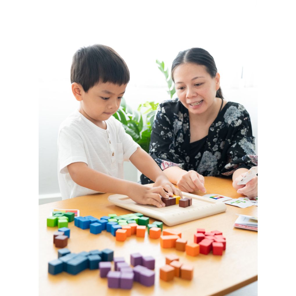 Kid playing PlanToys 100 Counting Cubes - Unit Plus เด็กกำลังเล่นชุดลูกบาศก์ 100 ชิ้น -ยูนิตพลัสแปลนทอยส์