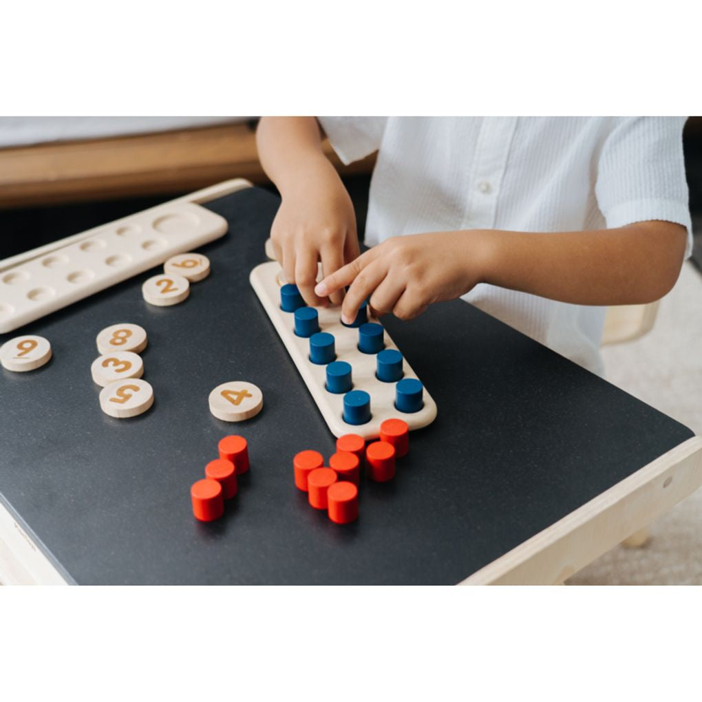 Kid playing PlanToys Ten Frame - Unit Plus เด็กกำลังเล่นชุดถาดจำนวนสิบ-ยูนิตพลัสแปลนทอยส์