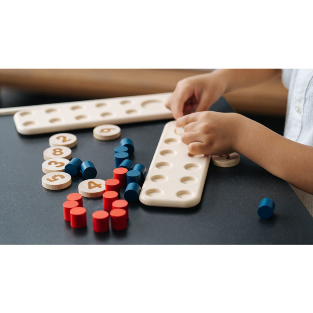 Kid playing PlanToys Ten Frame - Unit Plus เด็กกำลังเล่นชุดถาดจำนวนสิบ-ยูนิตพลัสแปลนทอยส์