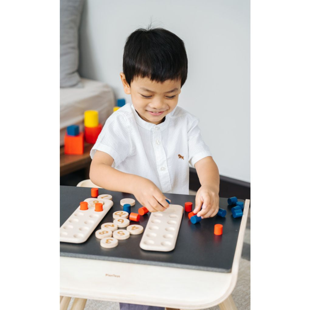 Kid playing PlanToys Ten Frame - Unit Plus เด็กกำลังเล่นชุดถาดจำนวนสิบ-ยูนิตพลัสแปลนทอยส์