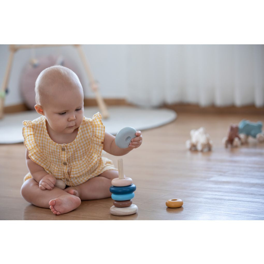 Kid playing PlanToys Stacking Ring - Orchard เด็กกำลังเล่นวงแหวนเรียงซ้อน-ออชาร์ดแปลนทอยส์