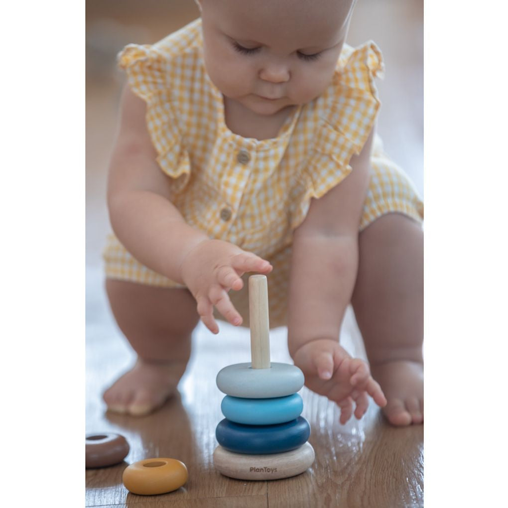 Kid playing PlanToys Stacking Ring - Orchard เด็กกำลังเล่นวงแหวนเรียงซ้อน-ออชาร์ดแปลนทอยส์