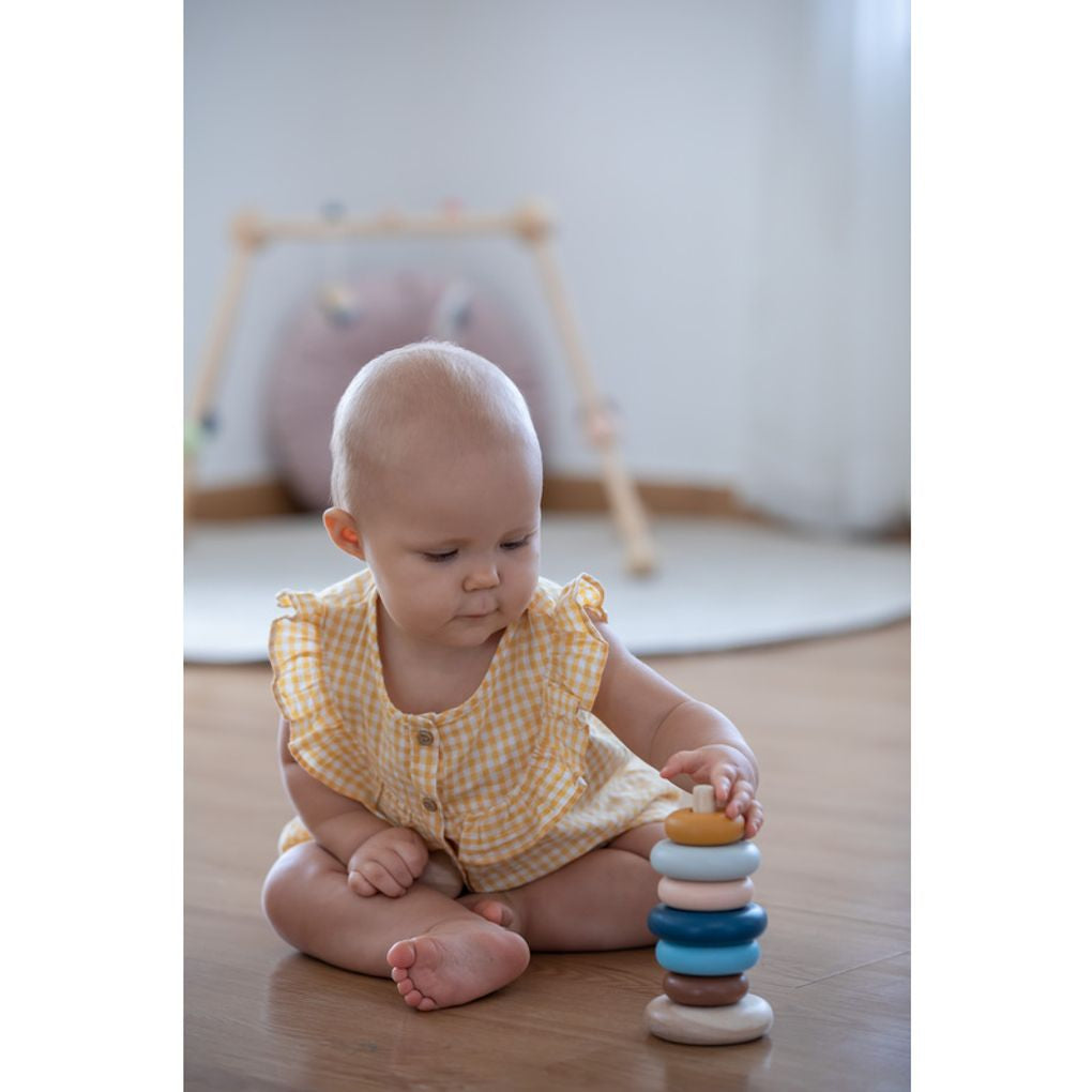 Kid playing PlanToys Stacking Ring - Orchard เด็กกำลังเล่นวงแหวนเรียงซ้อน-ออชาร์ดแปลนทอยส์