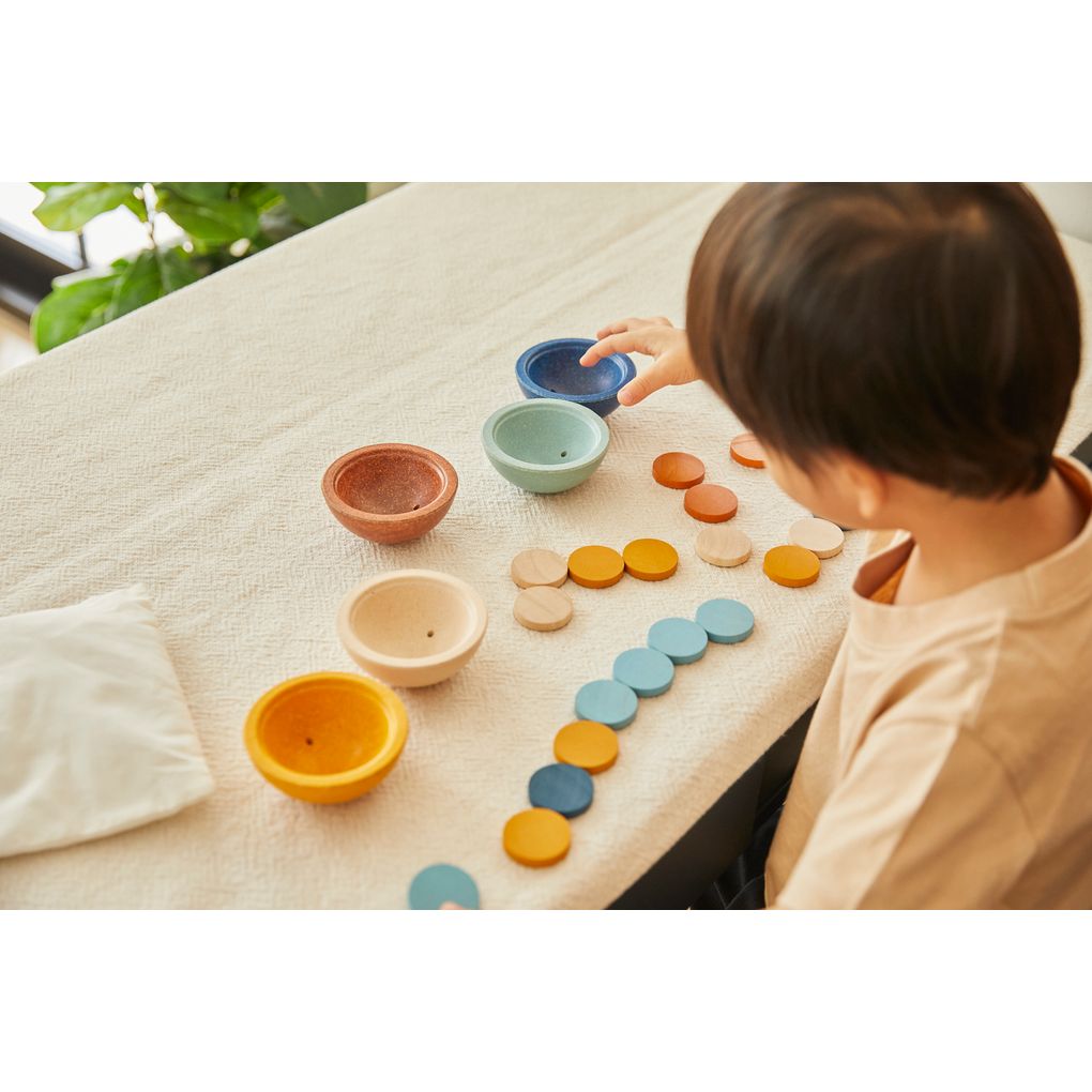 Kid playing PlanToys Sort & Count Cups - Orchard เด็กกำลังเล่นถ้วยสอนนับหลากสี-ออชาร์ดแปลนทอยส์