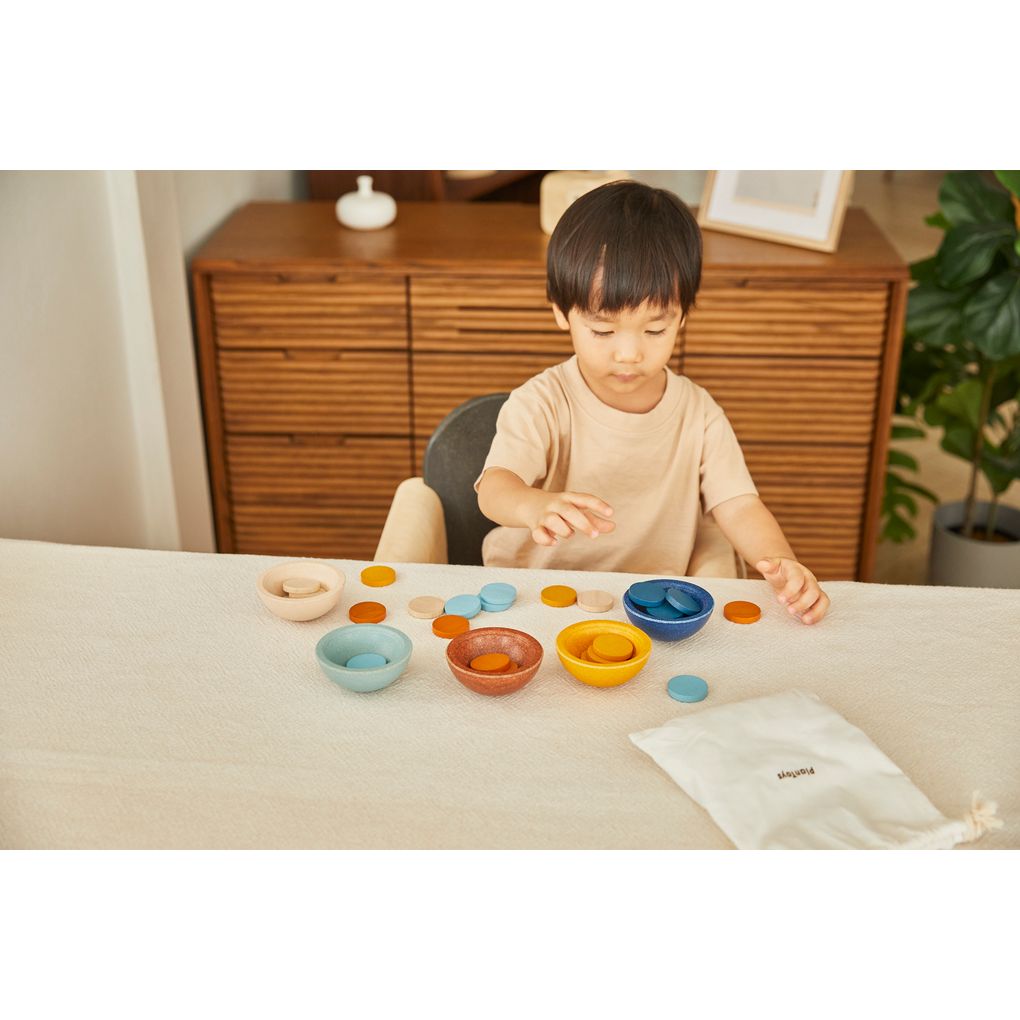 Kid playing PlanToys Sort & Count Cups - Orchard เด็กกำลังเล่นถ้วยสอนนับหลากสี-ออชาร์ดแปลนทอยส์