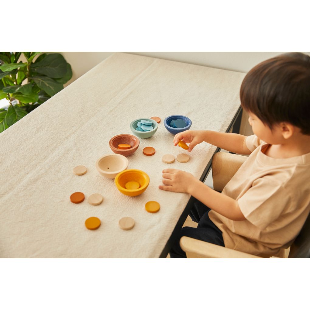 Kid playing PlanToys Sort & Count Cups - Orchard เด็กกำลังเล่นถ้วยสอนนับหลากสี-ออชาร์ดแปลนทอยส์