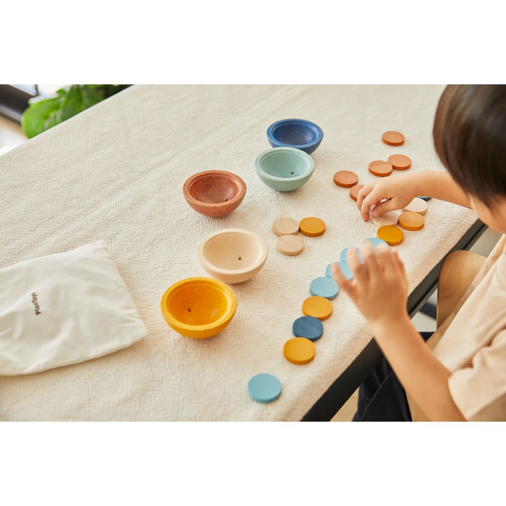 Kid playing PlanToys Sort & Count Cups - Orchard เด็กกำลังเล่นถ้วยสอนนับหลากสี-ออชาร์ดแปลนทอยส์