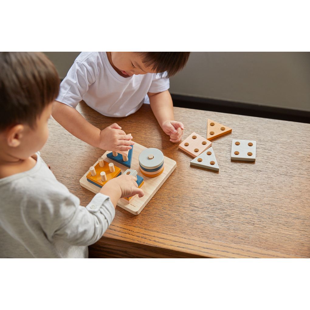 Kid playing PlanToys Geometric Sorting Board - Orchard เด็กกำลังเล่นกระดานบล็อกเรขาคณิต-ออชาร์ดแปลนทอยส์