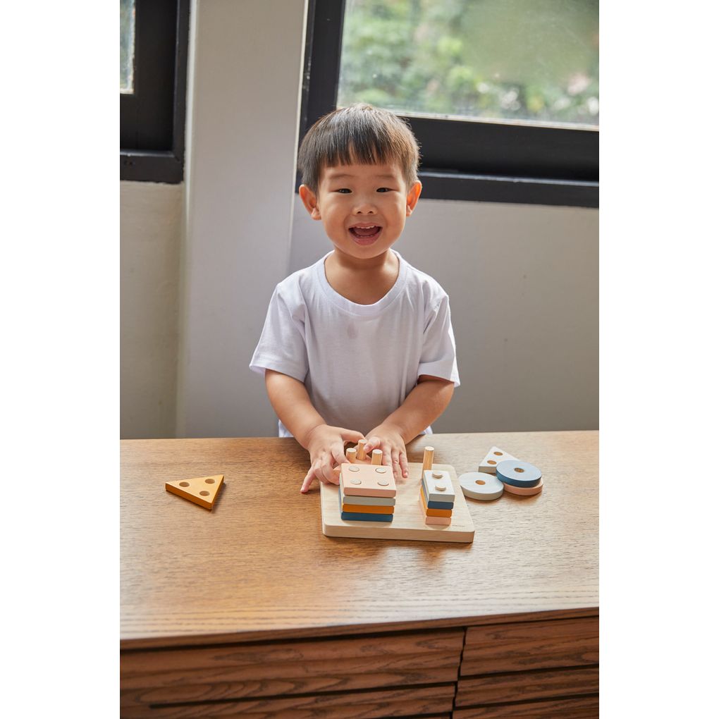 Kid playing PlanToys Geometric Sorting Board - Orchard เด็กกำลังเล่นกระดานบล็อกเรขาคณิต-ออชาร์ดแปลนทอยส์