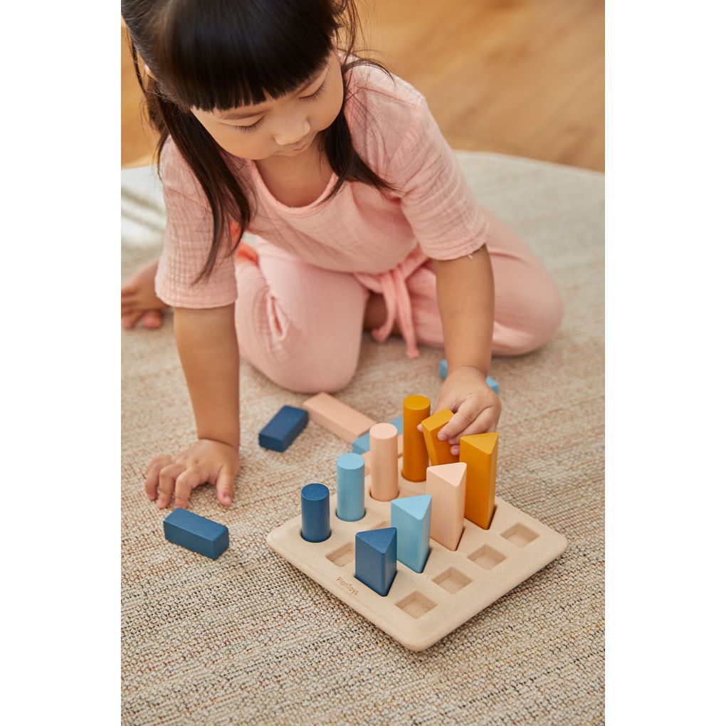 Kid playing PlanToys Geometric Peg Board - Orchard เด็กกำลังเล่น
กระดานแท่งหมุดเรขาคณิต-ออชาร์ดแปลนทอยส์