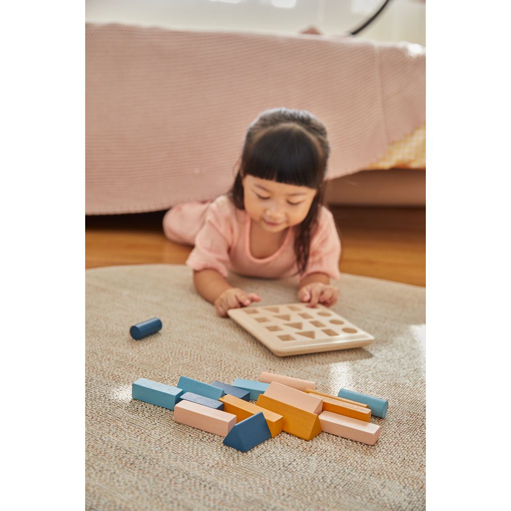 Kid playing PlanToys Geometric Peg Board - Orchard เด็กกำลังเล่น
กระดานแท่งหมุดเรขาคณิต-ออชาร์ดแปลนทอยส์