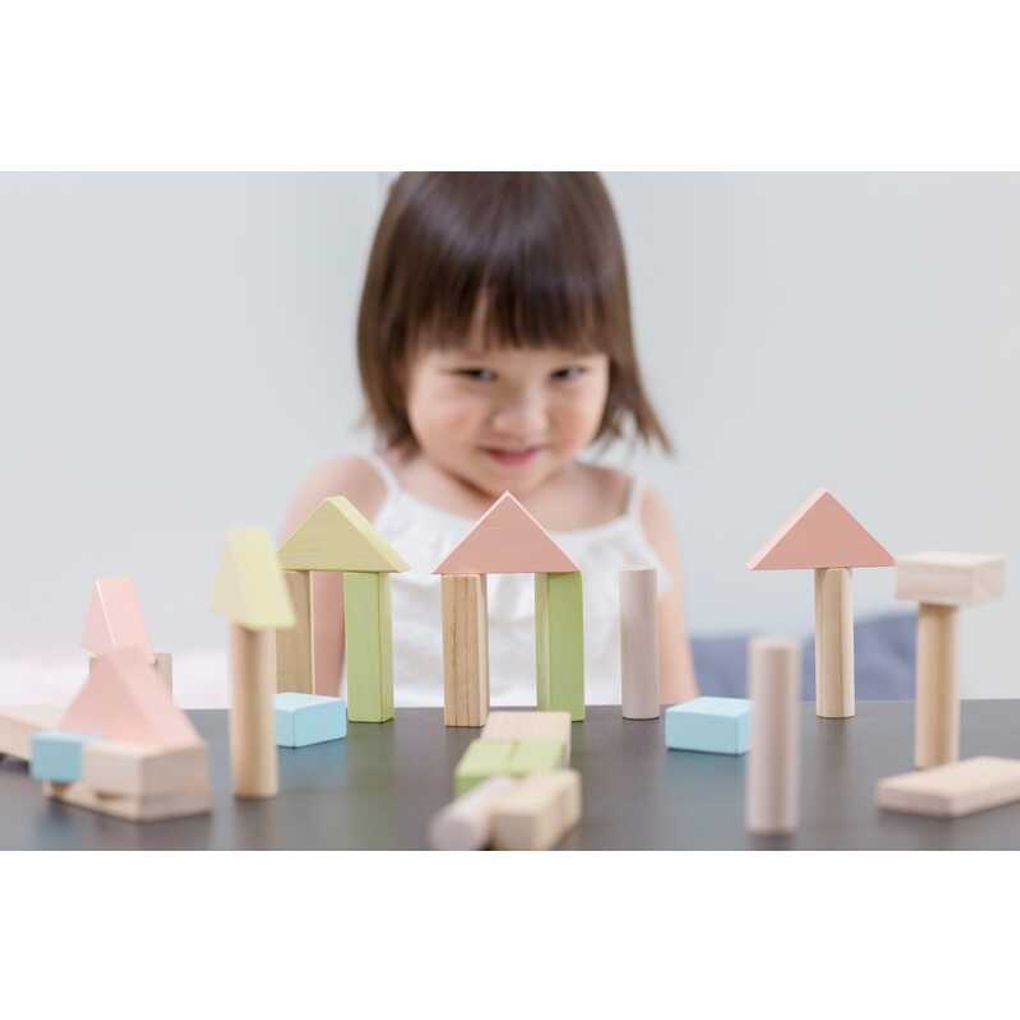 Kid playing PlanToys 40 Unit Blocks - Pastel Series เด็กกำลังเล่นบล็อกไม้ 40 ชิ้นแปลนทอยส์