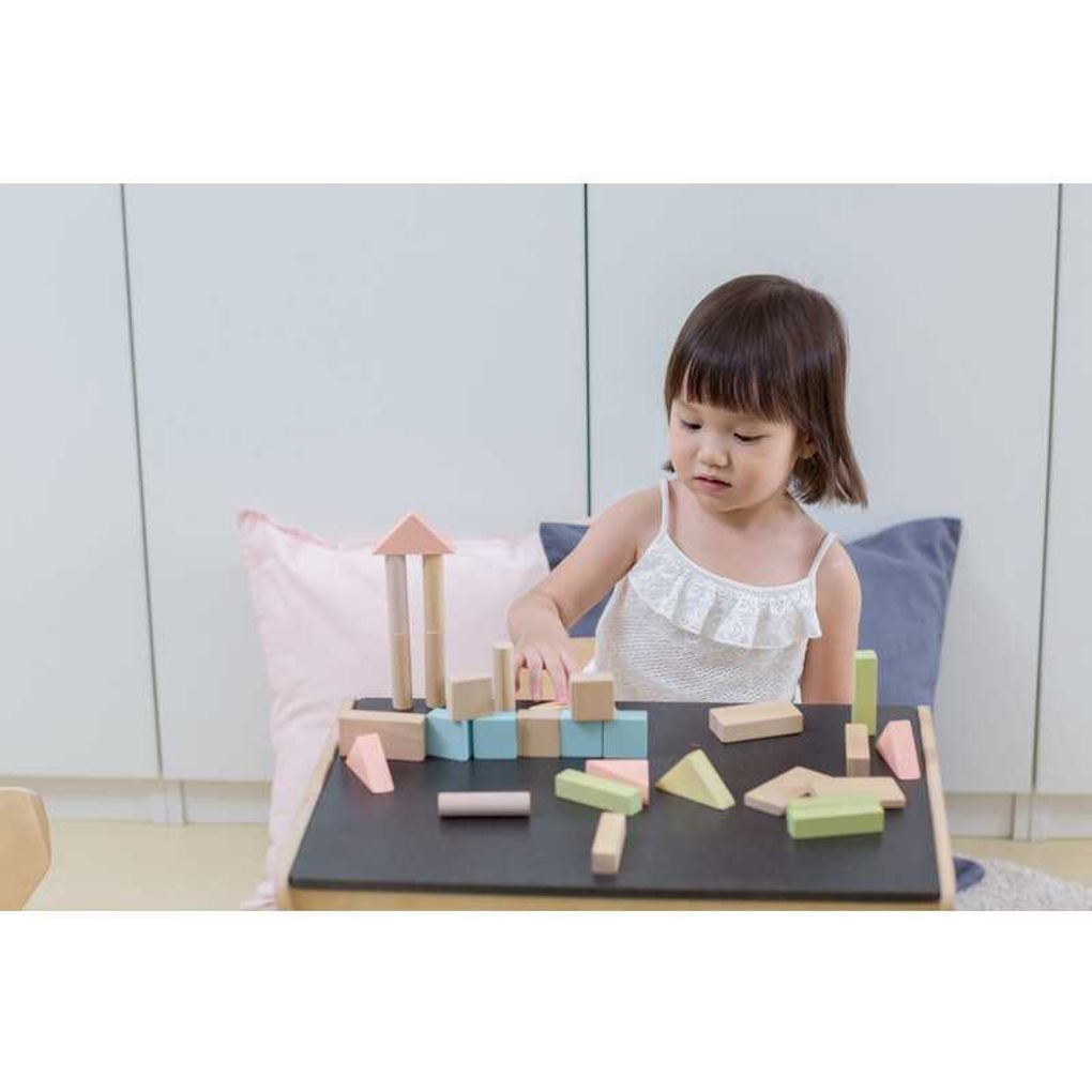 Kid playing PlanToys 40 Unit Blocks - Pastel Series เด็กกำลังเล่นบล็อกไม้ 40 ชิ้นแปลนทอยส์