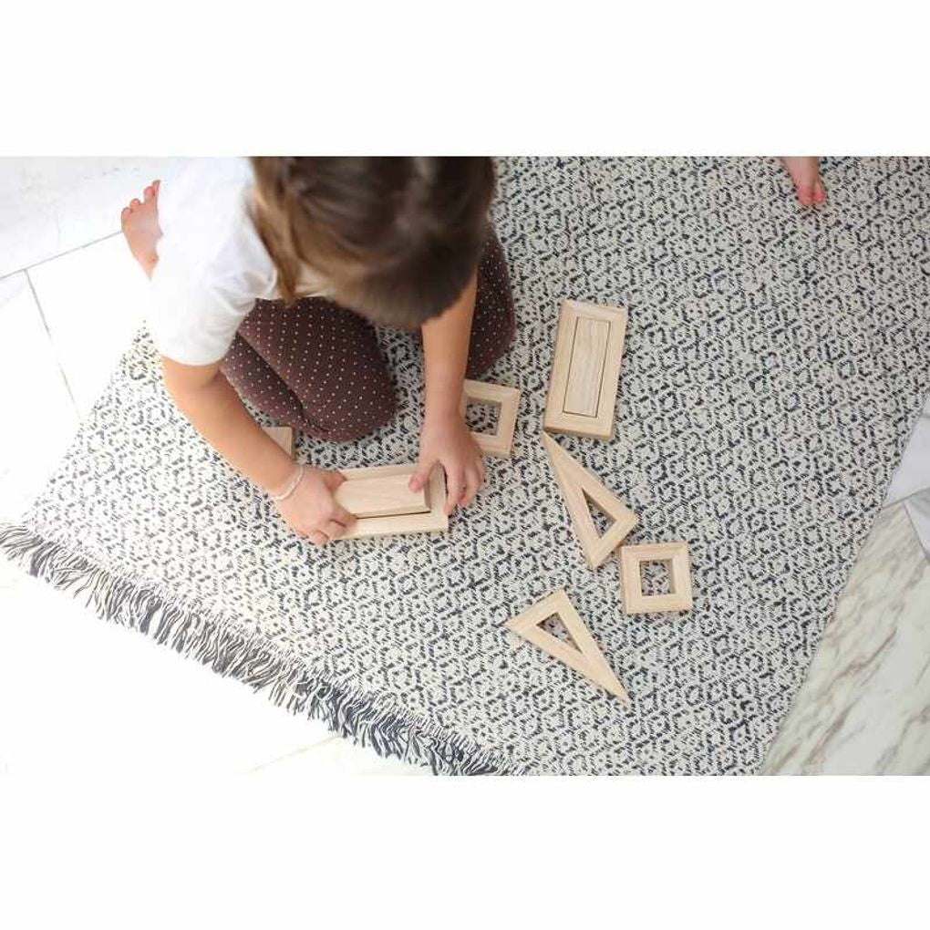 Kid playing PlanToys Hollow Blocks เด็กกำลังเล่นชุดบล็อกกลวงแปลนทอยส์