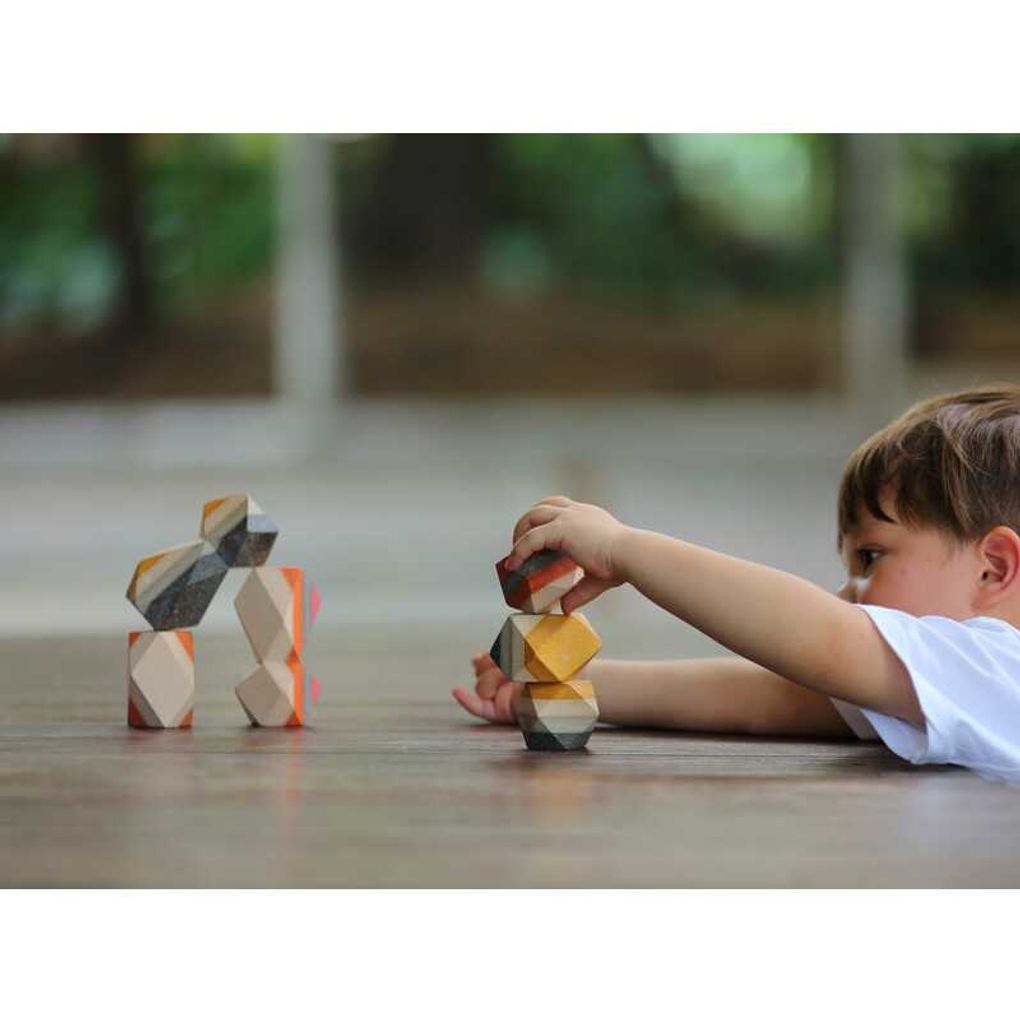 Kid playing PlanToys Geo Stacking Rock เด็กกำลังเล่นชุดก้อนหินเรียงซ้อนแปลนทอยส์