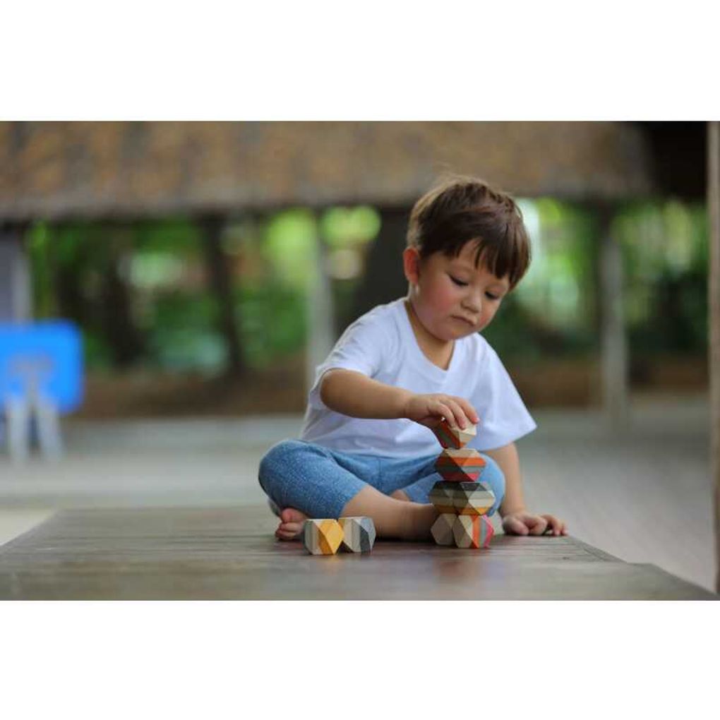 Kid playing PlanToys Geo Stacking Rock เด็กกำลังเล่นชุดก้อนหินเรียงซ้อนแปลนทอยส์