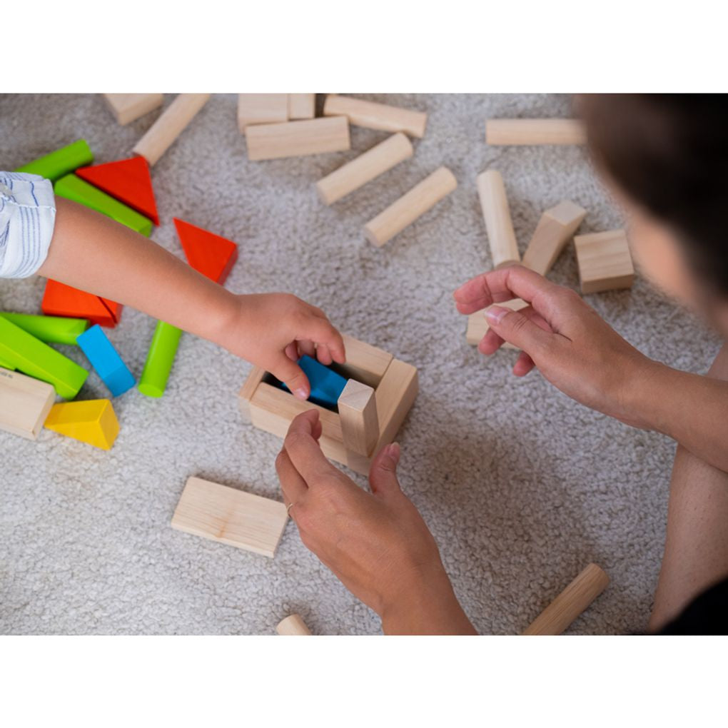 Kid playing PlanToys Colorful 40 Unit Blocks เด็กกำลังเล่นชุดบล็อกหลากสี 40 ชิ้นแปลนทอยส์