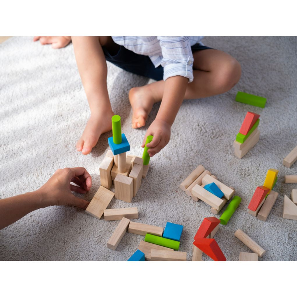 Kid playing PlanToys Colorful 40 Unit Blocks เด็กกำลังเล่นชุดบล็อกหลากสี 40 ชิ้นแปลนทอยส์