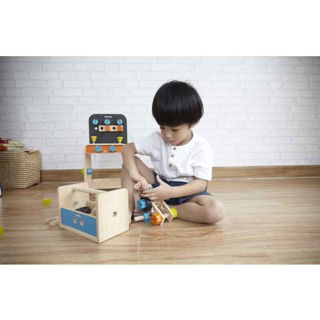 Kid playing PlanToys Construction Set เด็กกำลังเล่นชุดช่างอัจฉริยะแปลนทอยส์