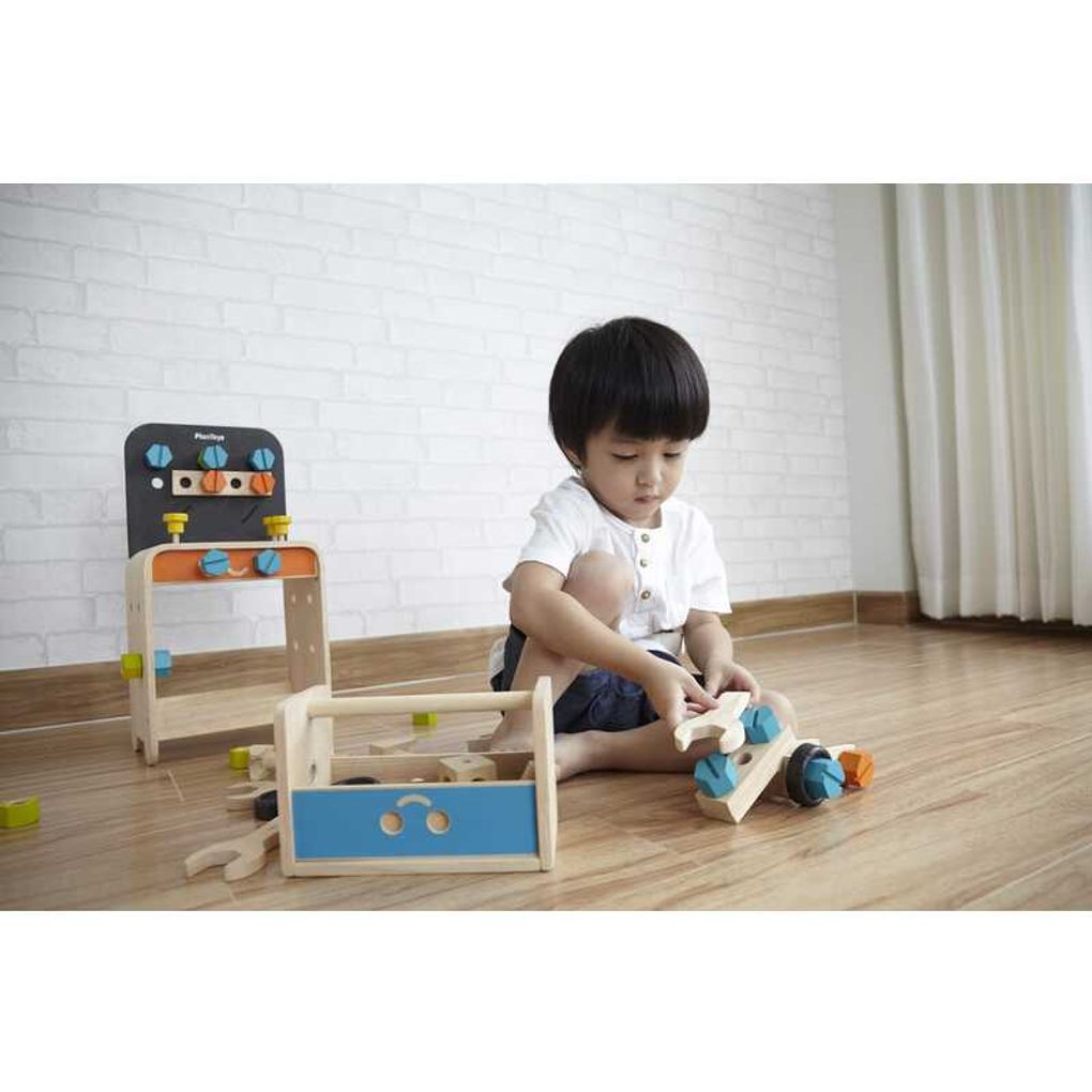 Kid playing PlanToys Construction Set เด็กกำลังเล่นชุดช่างอัจฉริยะแปลนทอยส์