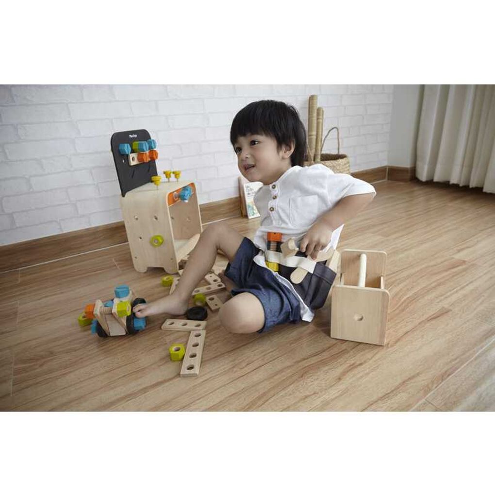 Kid playing PlanToys Construction Set เด็กกำลังเล่นชุดช่างอัจฉริยะแปลนทอยส์