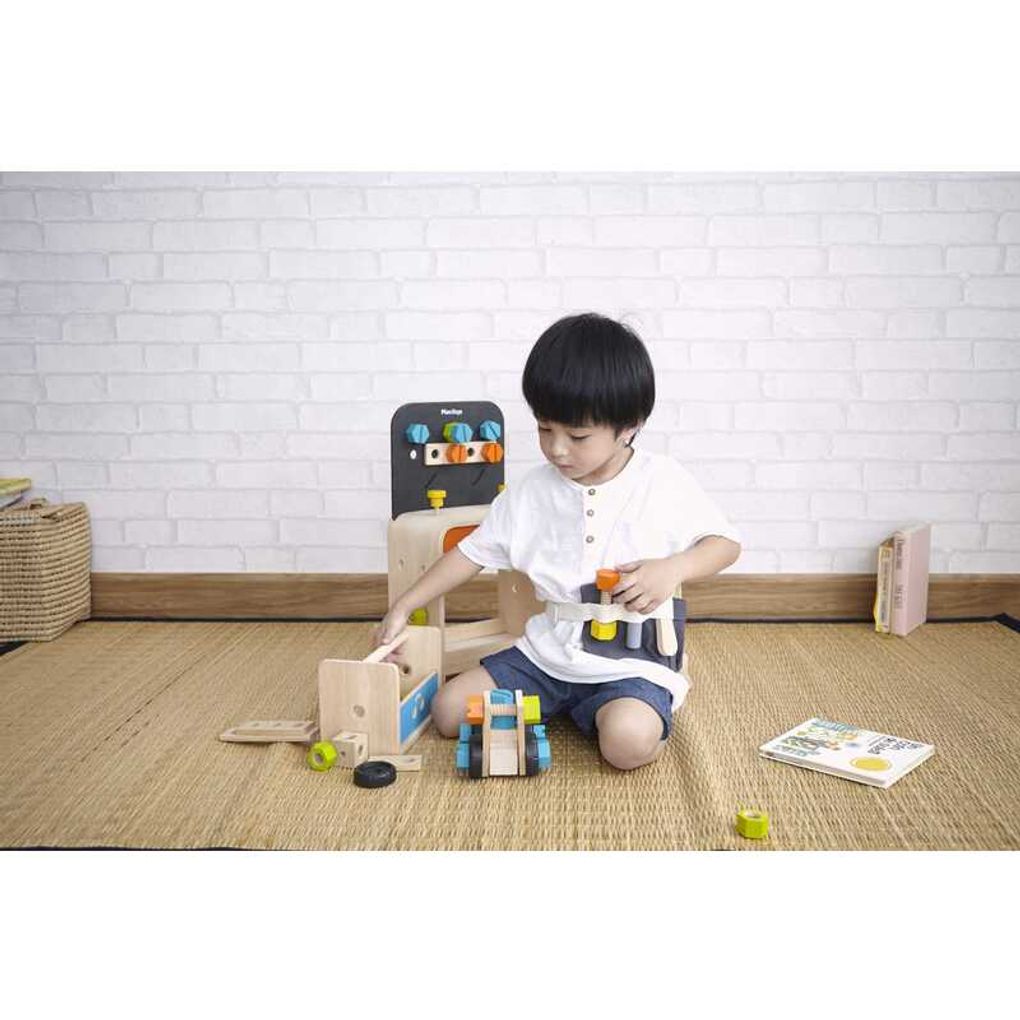 Kid playing PlanToys Construction Set เด็กกำลังเล่นชุดช่างอัจฉริยะแปลนทอยส์