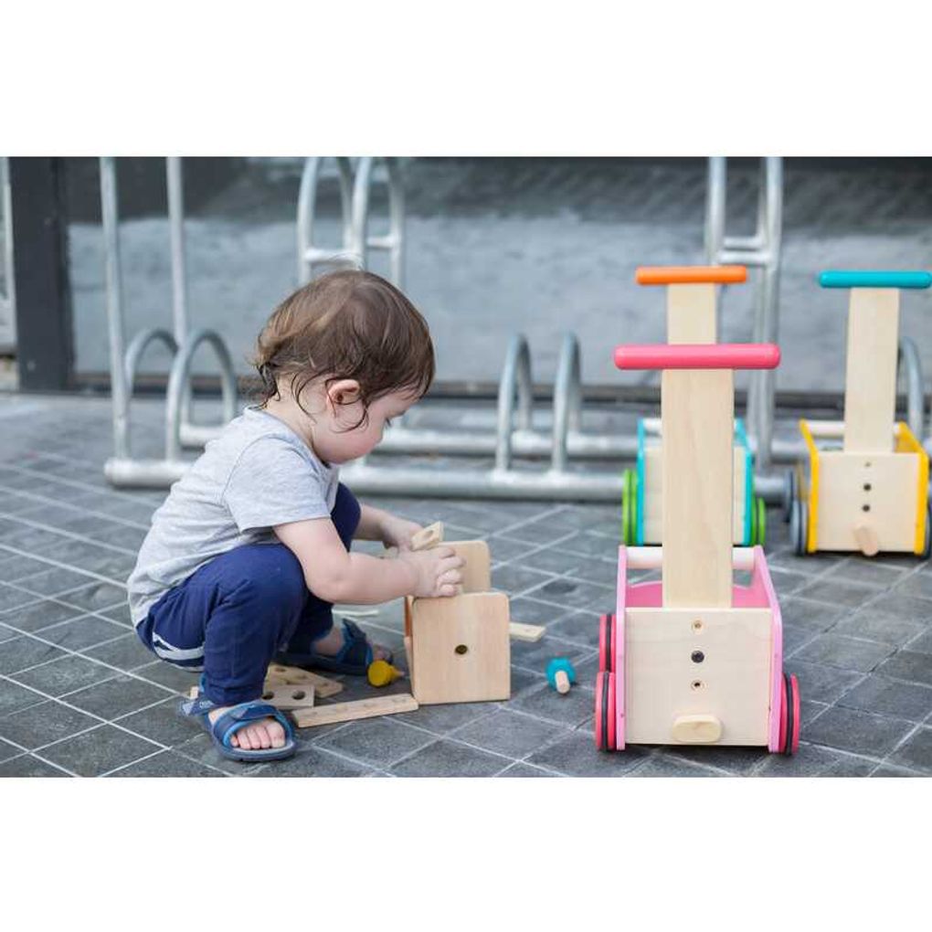 Kid playing PlanToys Robot Toolbox เด็กกำลังเล่นกล่องหุ่นยนต์ช่างแปลนทอยส์