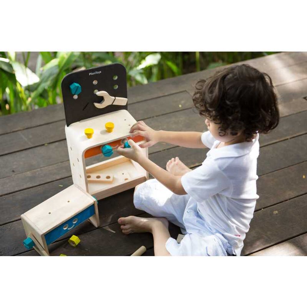 Kid playing PlanToys Workbench เด็กกำลังเล่นโต๊ะงานช่างแปลนทอยส์