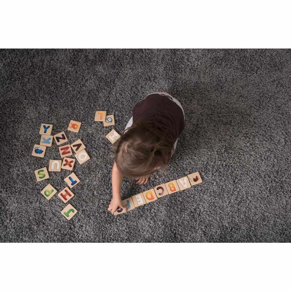 Kid playing PlanToys Alphabet A-Z (Gradient) เด็กกำลังเล่นตัวอักษร A-Z แปลนทอยส์