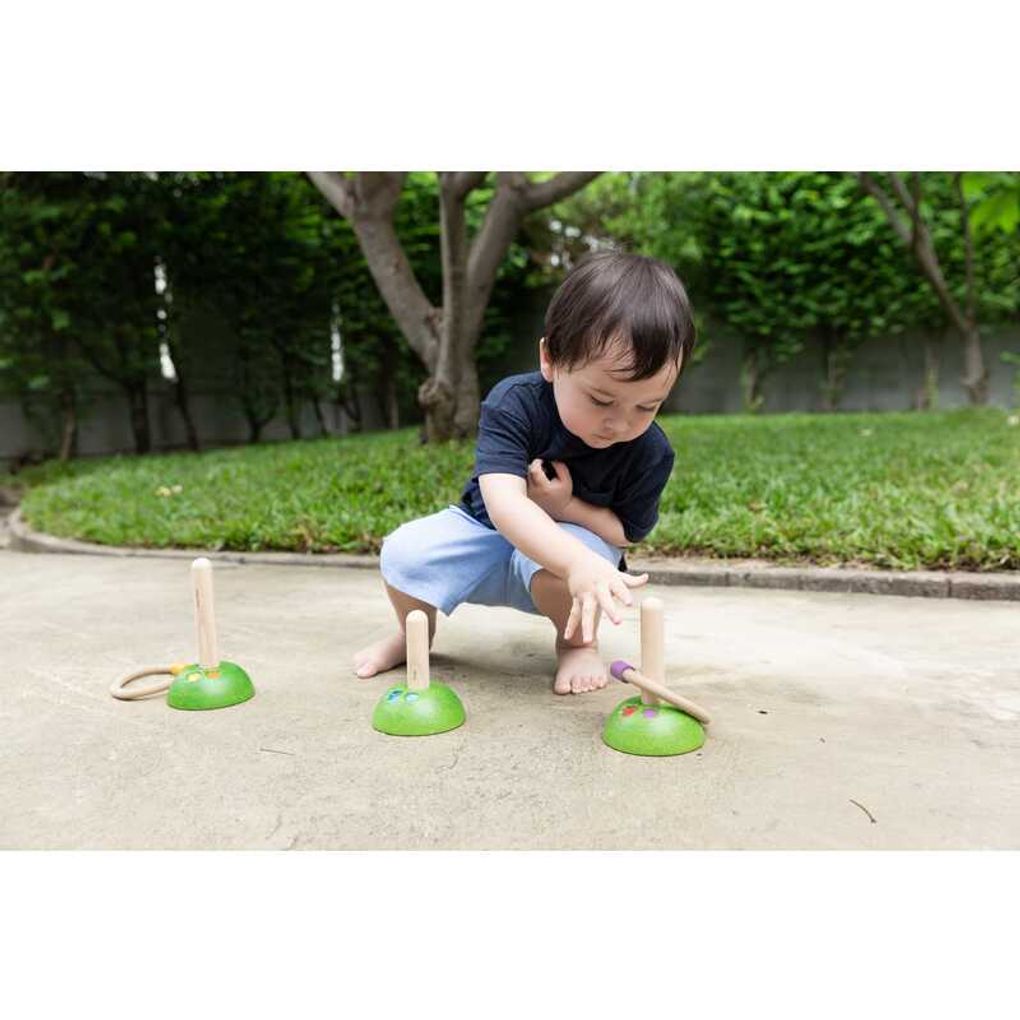 Kid playing PlanToys Meadow Ring Toss เด็กกำลังเล่นโยนห่วงสวนสวยแปลนทอยส์