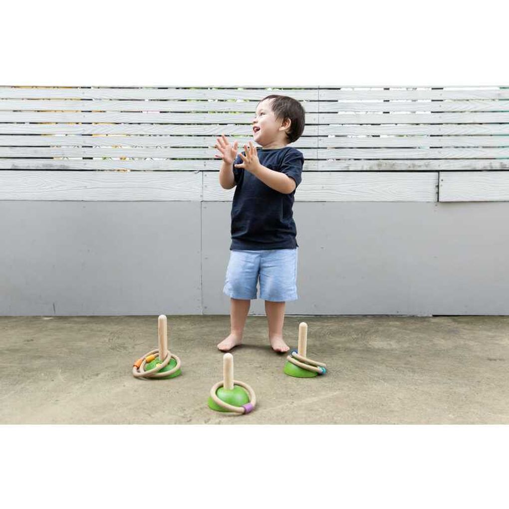 Kid playing PlanToys Meadow Ring Toss เด็กกำลังเล่นโยนห่วงสวนสวยแปลนทอยส์