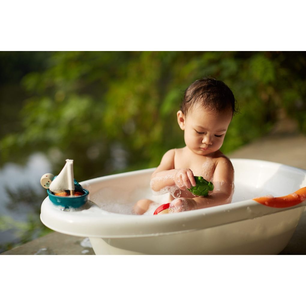 Kid playing PlanToys Sea Life Bath Set เด็กทารกกำลังเล่นชุดสัตว์น้ำทะเลแปลนทอยส์