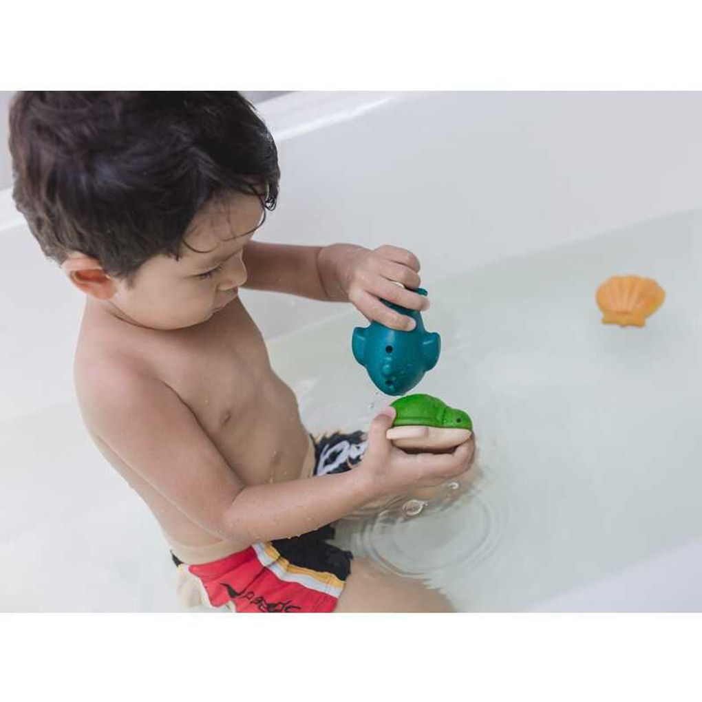 Kid playing PlanToys Sea Life Bath Set เด็กทารกกำลังเล่นชุดสัตว์น้ำทะเลแปลนทอยส์