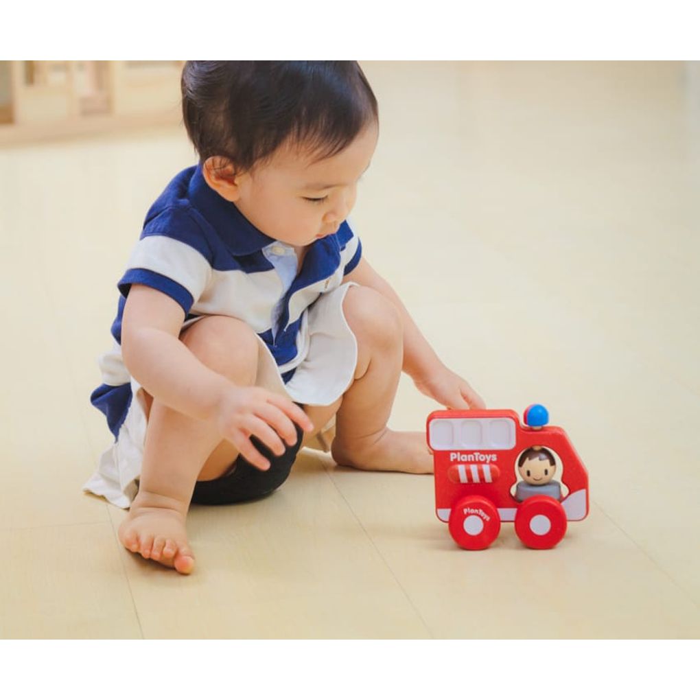 Kid playing PlanToys Fire Truck เด็กกำลังเล่นหนูน้อยดับเพลิงแปลนทอยส์